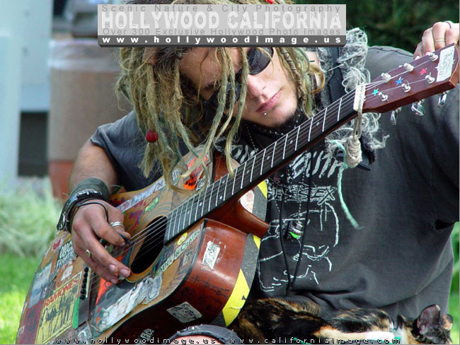 Hollywood-City-street-musician-2