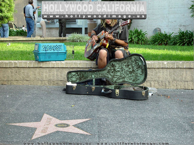 Hollywood-City-street-musician