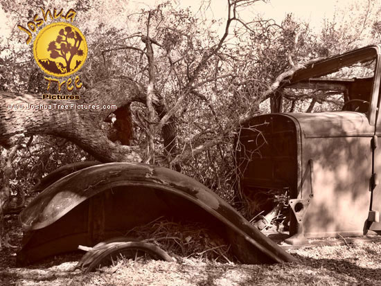 old-rusty-vintage-car
